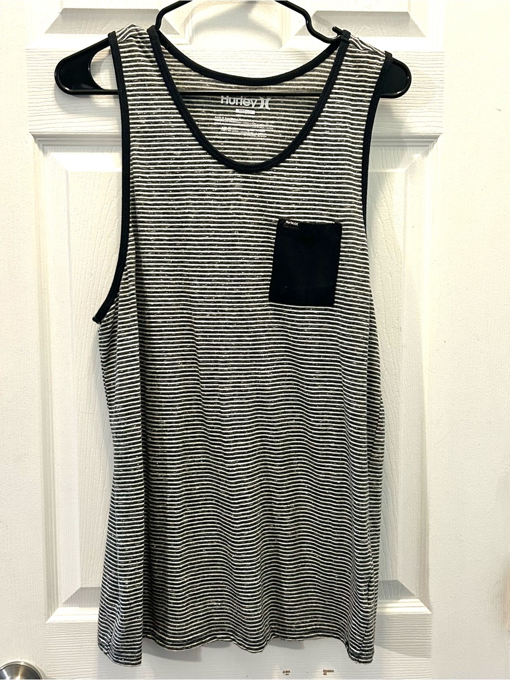 Hurley Tank Top Men’s Medium Gray/White Striped Sleeveless Round Neck Pocket